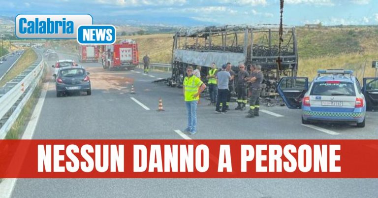 Autobus in fiamme sulla A2 in direzione Sud tra Frascineto e Sibari: Traffico temporaneamente bloccato