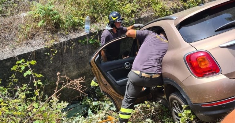 Lamezia: finisce fuori strada, anziana estratta dai VVF