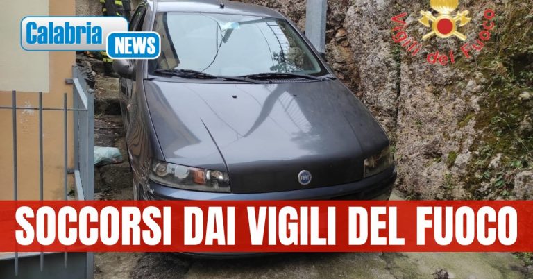 Catanzaro, turisti “ingannati” dal navigatore finiscono incastrati con l’auto nei vicoli del centro storico