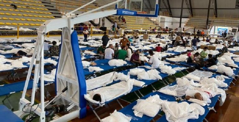 Gara di solidarietà a Catanzaro, donati viveri e anche beni prima necessità per i circa 500 migranti sbarcati ieri