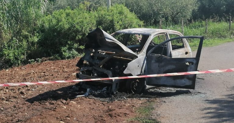 Auto in fiamme, anziano carbonizzato a Lamezia: incerti i fatti