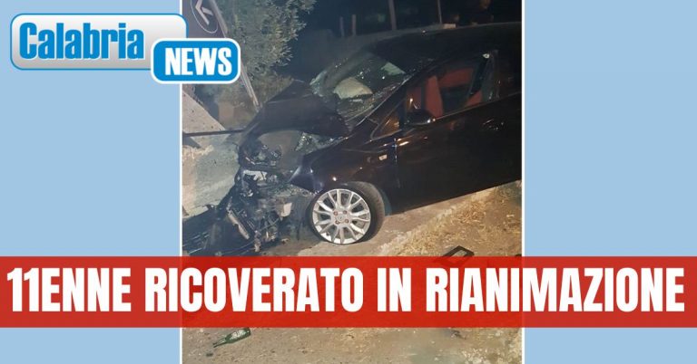 Pauroso botto nella notte a Cariati: Auto impatta contro un muro, cinque ragazzi feriti
