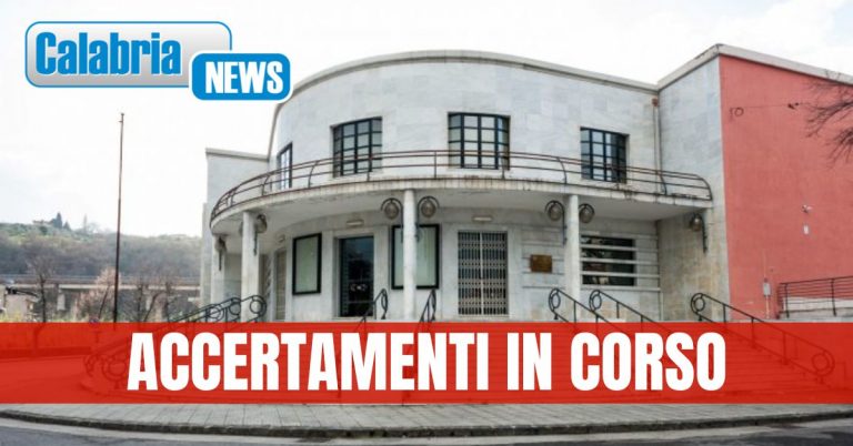 Cosenza: trovato un clochard senza vita sulle scale del Cinema Teatro Italia