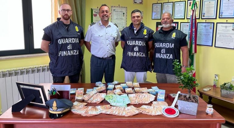 In auto sulla A2 con 100mila ero in contanti nascosti in un doppiofondo: GdF Salerno pizzica 28enne del Vibonese