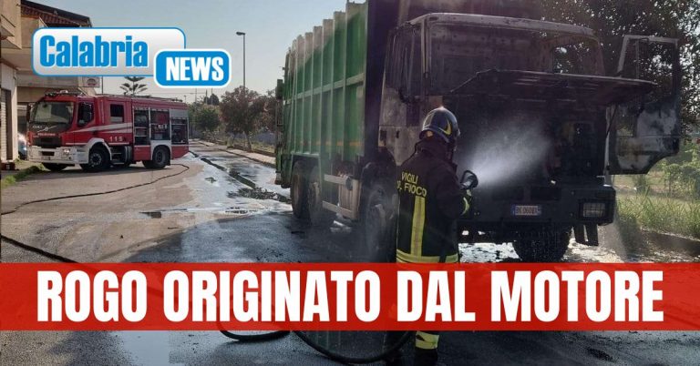 FOTO-In fiamme autocompattatore nel Vibonese: Autista cerca di spegnere incendio ma accusa un malore