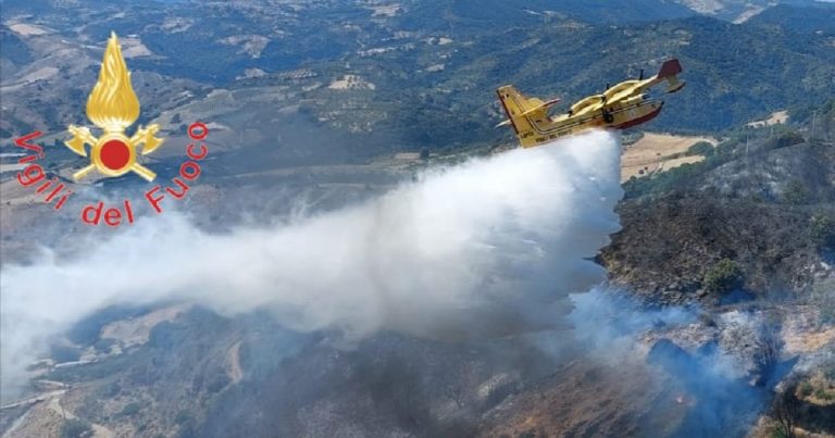 Catanzaro, incendio vicino case: canadair, elicottero e VVF in azione