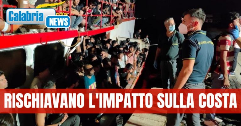 Crotone, Guardia di finanza intercetta e ferma un peschereccio privo di governabilità con 252 migranti a bordo