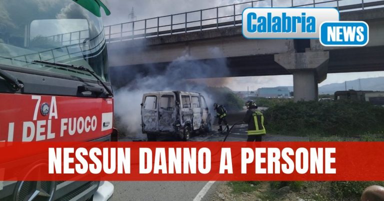 FOTO-Lamezia, autofurgone per trasporto persone va in fiamme mentre transita nell’area industriale