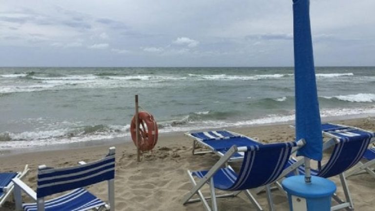 Soverato, turista bergamasco di 33 anni colpito da un fulmine sulla spiaggia: È in gravi condizioni