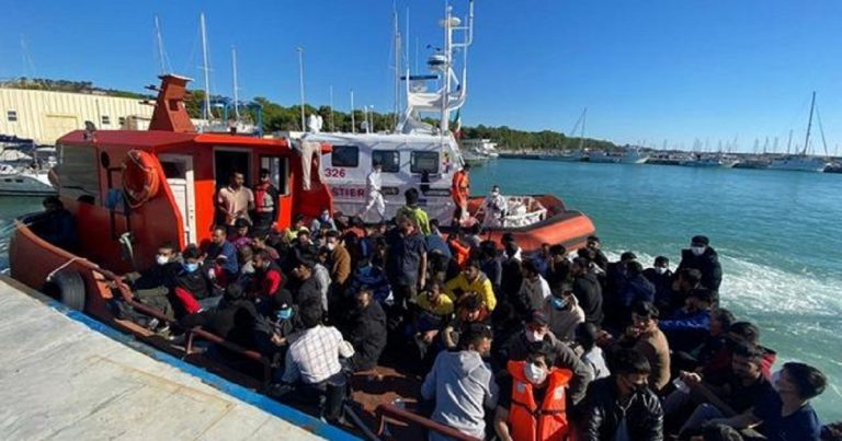 Nuovo sbarco all’alba a Roccella: arrivati in 82 nel porto jonico