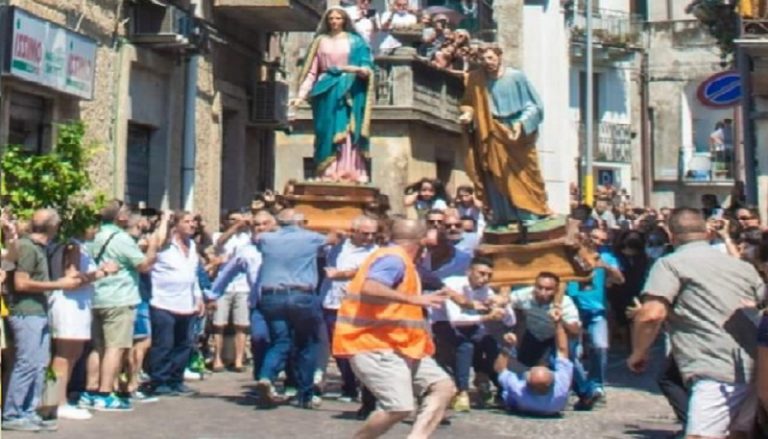 VIDEO-Tragedia sfiorata durante la “Cunfrunta” a Pazzano: Uomo cade sotto statua del Santo