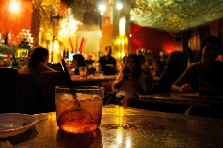 In 4 lavoravano in un pub del Crotonese senza regolare assunzione, uno aveva solo 15 anni: Titolare deferito