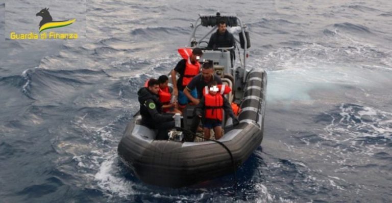 Capo Vaticano, affonda peschereccio: stremate ma salve 3 persone