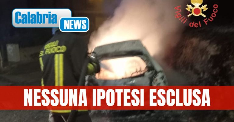 A fuoco nel Catanzarese automobile di una donna residente a Milano