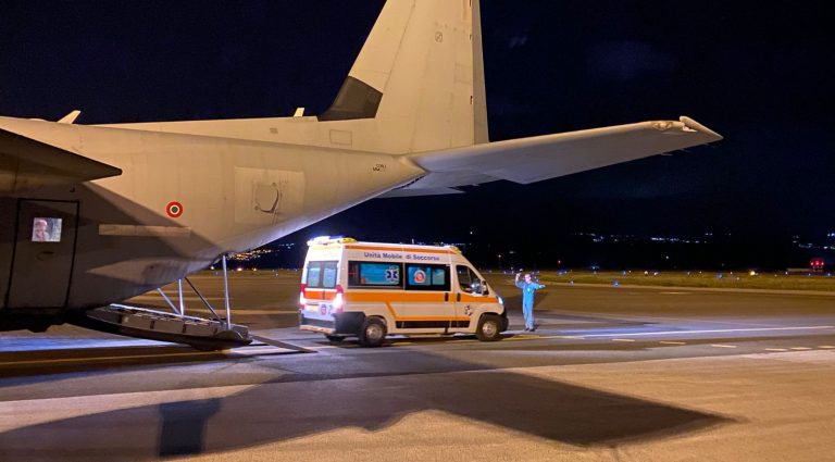 Bimba calabrese di 5 anni col covid in pericolo di vita: trasportata a Roma con volo dell’Aeronautica militare