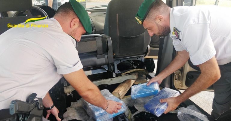 Auto sospetta sull’A2: GdF trova 60 kg di ‘coca’