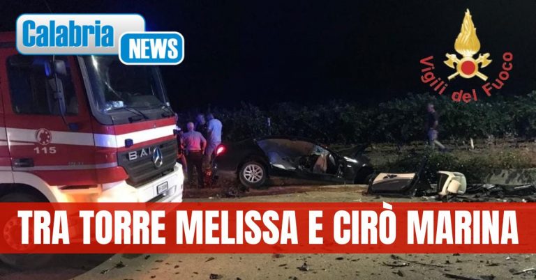 Scontro tra due vetture sulla statale 106: due vittime e un ferito grave