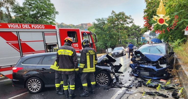 Catanzaro, cinque feriti in scontro frontale tra due auto