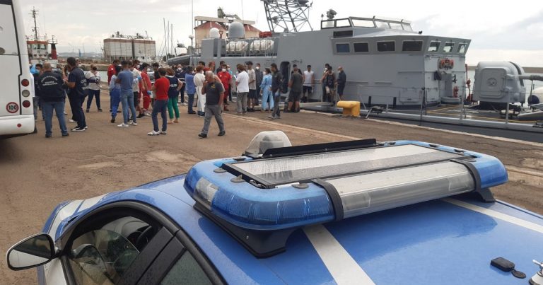 Migranti: decisivi controlli sui telefonini, fermati 2 scafisti