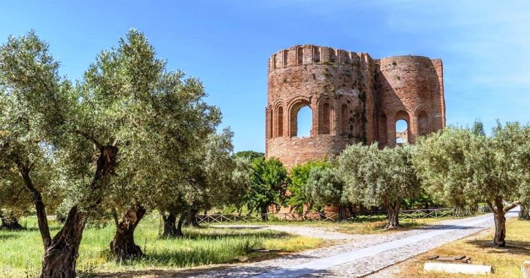 Scolacium chiuso in pieno agosto: croceristi allibiti