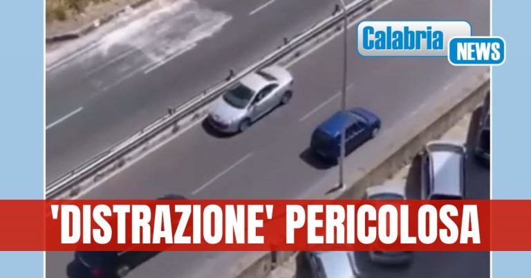 VIDEO-Catanzaro, panico su Viale De Filippis: Auto contromano rischia di causare incidenti