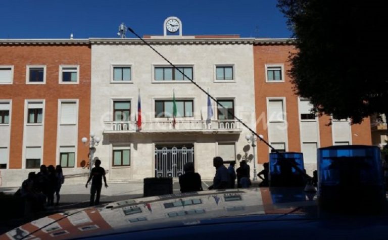 Crotone, Consigliere comunale e due dipendenti aggrediti. Sindaco: “episodio gravissimo”