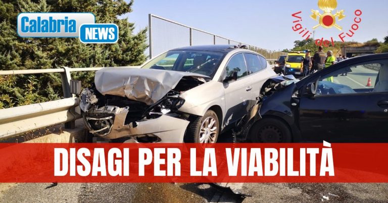 FOTO-Impatto sulla SS 106 a Soverato: Due feriti, intervento anche dell’elisoccorso
