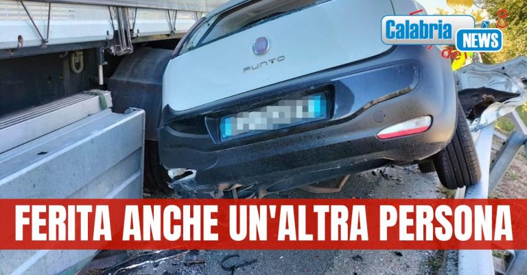 FOTO-Incidente mortale sulla SS 106: la vittima è una donna di 35 anni