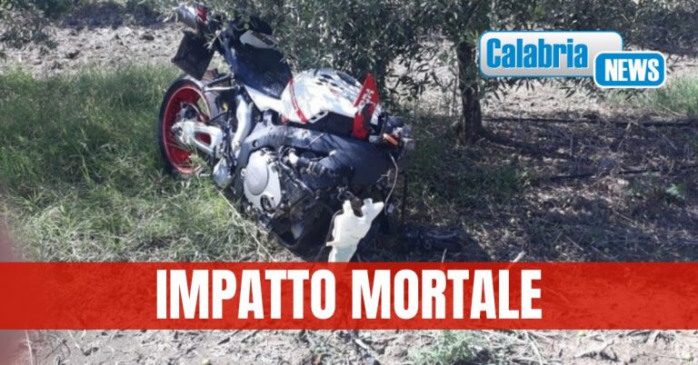 Grave incidente stradale nel Cosentino: scontro auto-moto, morto centauro 35enne, ferito conducente vettura