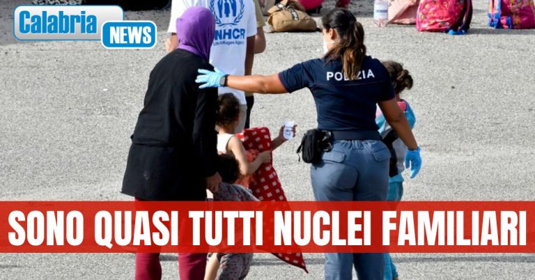 Migranti: sbarcano in 411 a Crotone, 125 sono i minori. Sono stati soccorsi da Guardia Costiera