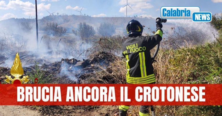 VIDEO-Fiamme alimentate dal vento di tramontana tengono da ore impegnati i Vigili del fuoco