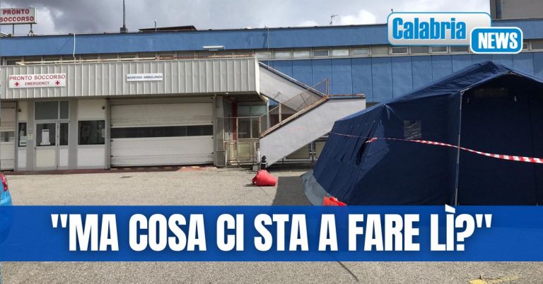 VIDEO-Lamezia, la tenda triage covid davanti l’ingresso dell’ospedale in stato di totale degrado