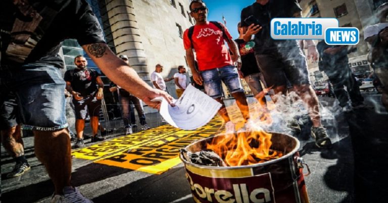 Caro energia, disoccupati bruciano bollette in piazza a Napoli: “Le nostre famiglie sono allo stremo”