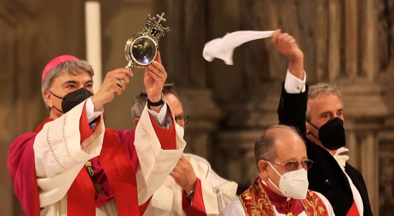 Napoli, si ripete miracolo San Gennaro: sangue sciolto