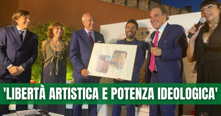 Venezia, il Premio Fondazione Mimmo Rotella consegnato a Oliver Stone per il documentario “Nuclear”