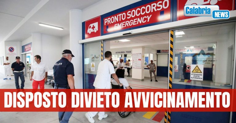 Va in pronto soccorso per farsi medicare e racconta anni di violenza subite dal compagno: Interviene la polizia