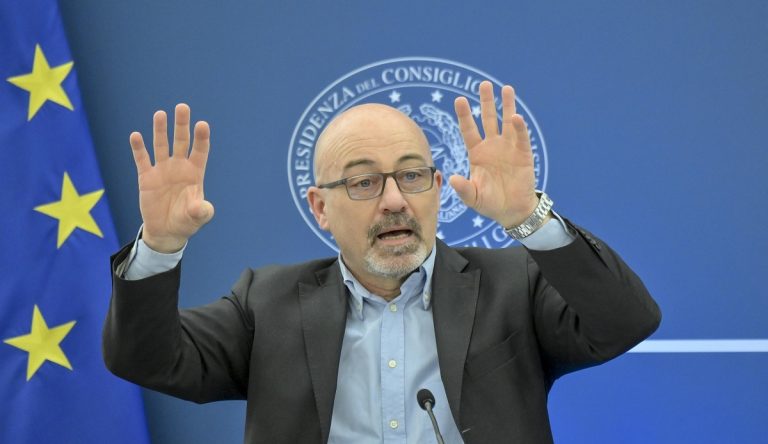 Gas, da ottobre un’ora e un grado in meno per i termosifoni: ministro Cingolani illustra le misure nel CdM