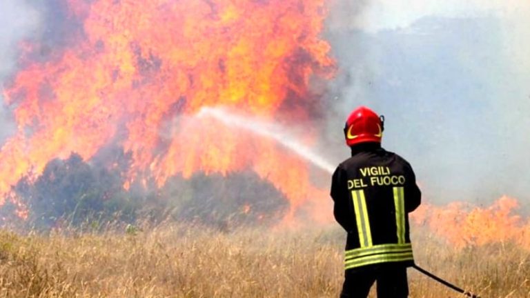 VIDEO-Le fiamme ancora devastano la Calabria: numerosi interventi dei Vigili del fuoco