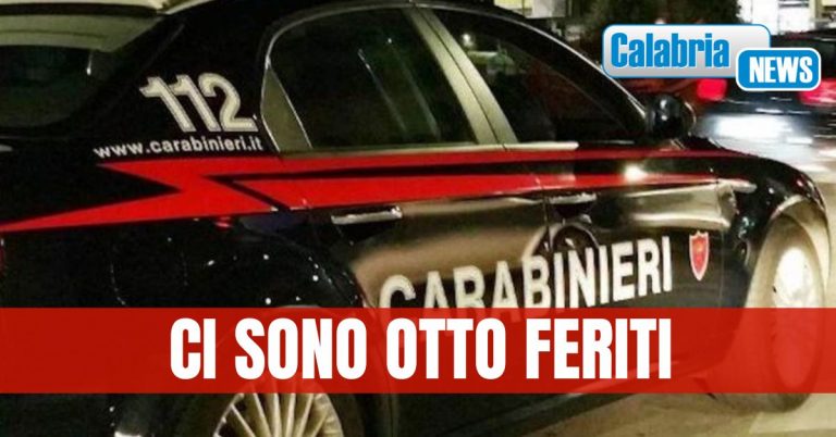 Incidente nel Cosentino: auto si schianta contro un locale della movida