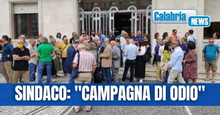 Aggressione a consigliere e dipendenti Crotone: questa mattina sit in amministratori