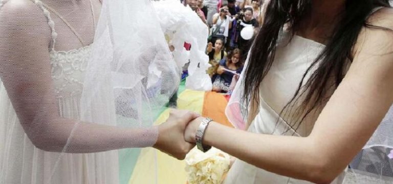 Tribunale Bologna, ok all’adozione di una bimba e al doppio cognome della madre biologica e della compagna