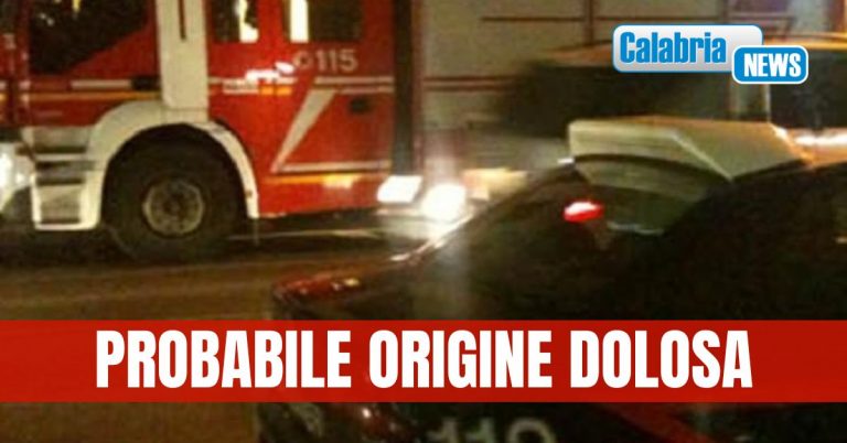 Incendio in un appartamento a Corigliano: trovate 3 taniche di benzina