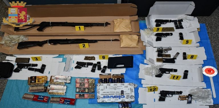 Polizia scopre un vero arsenale di armi in un garage di Bagnara Calabra: due persone denunciate