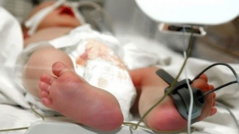 Calci, pugni e schiaffi ad una bimba 8 mesi, è gravissima in ospedale a Bergamo: fermato il compagno della madre