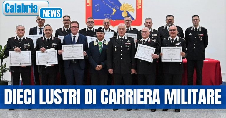 Il Gen. Pietro Salsano ha consegnato a 13 Carabinieri il diploma di conferimento della Medaglia Mauriziana