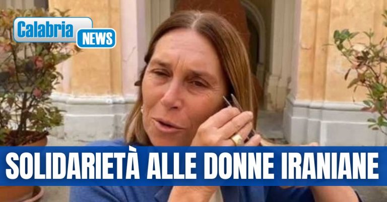 VIDEO-Catanzaro: vicesindaca, assessore e le consigliere comunali si tagliano una ciocca capelli