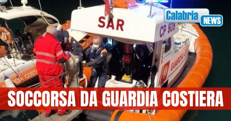 Malore per passeggera svizzera su nave da crociera al largo della Calabria, trasbordata su unità e condotta in porto