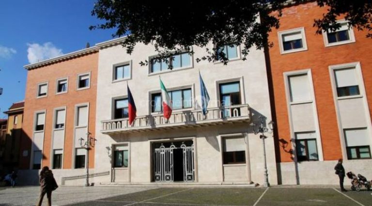 Crotone, duemila domande presentate per dieci posti al Comune. Scaduti i termini per partecipare a sei concorsi