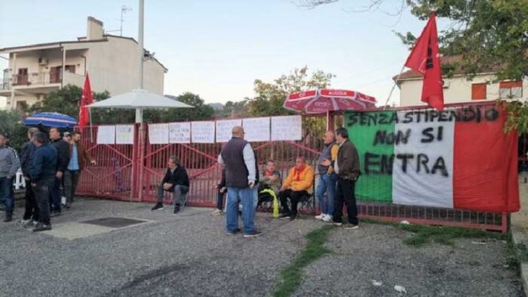 Trebisacce, dipendenti consorzio incatenati a cancello azienda dopo sciopero: 6 stipendi non pagati