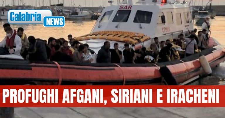 Migranti, a Roccella Ionica 3 sbarchi in 7 ore: tra loro anche due donne incinte ed un bimbo di 6 mesi